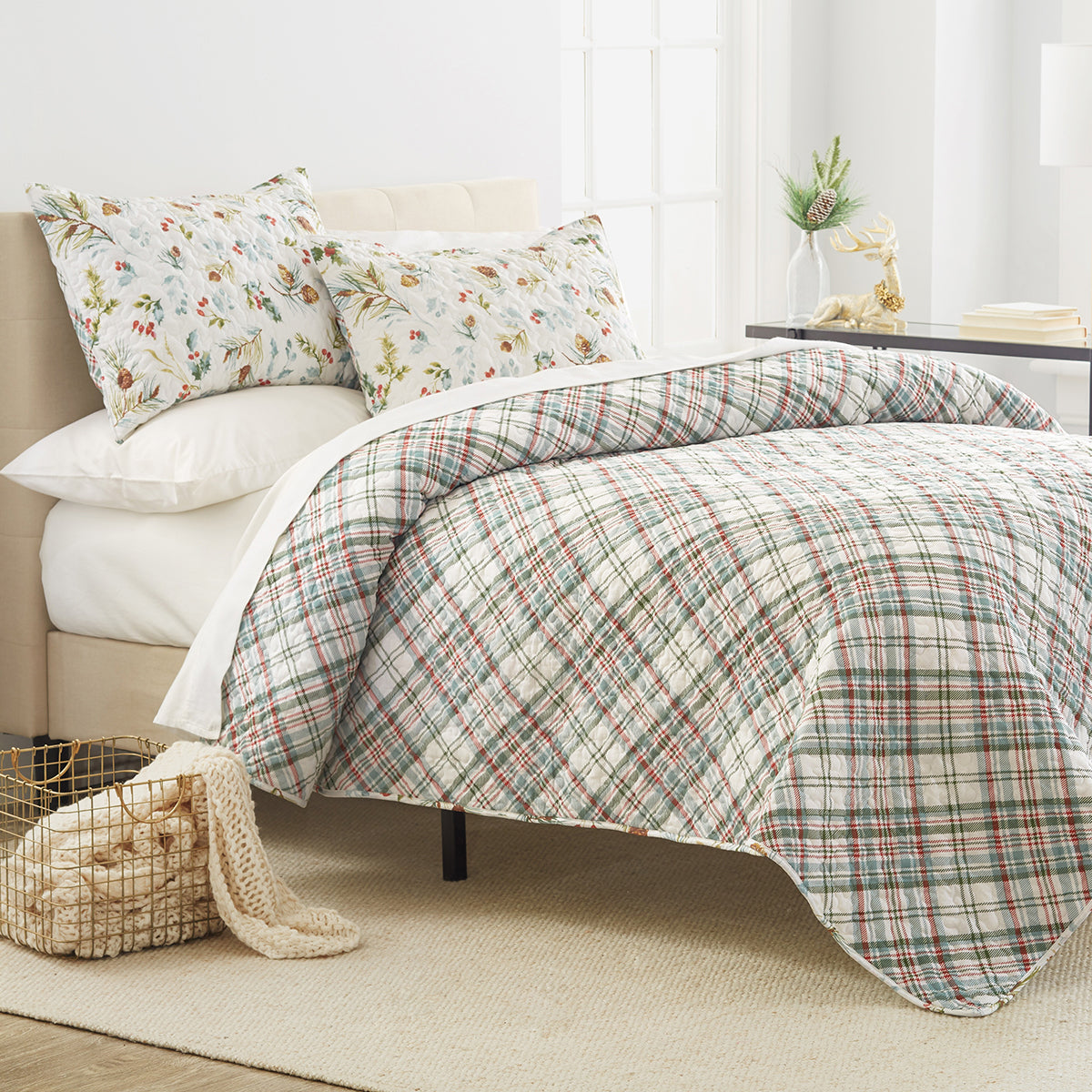 Pinecones & Berries Quilt Set